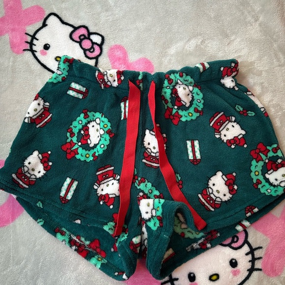 Sanrio hello kitty winter Christmas fuzzy green and red pyjama shorts size small - Picture 1 of 3